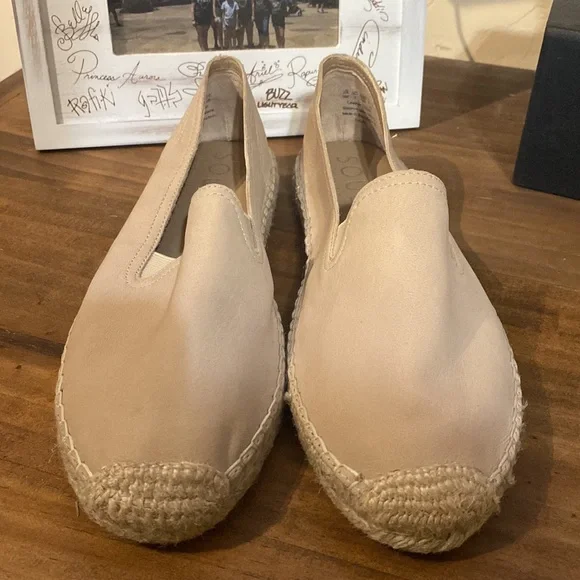 Naturalizer Tan Flats - Picture 2 of 5